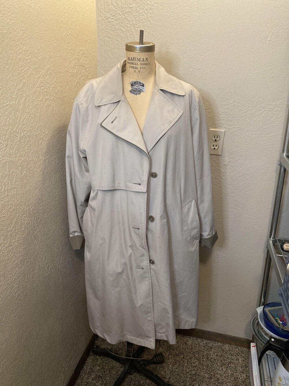 London Fog Towne women's size 12 Reg beige detachable liner rain trench coat